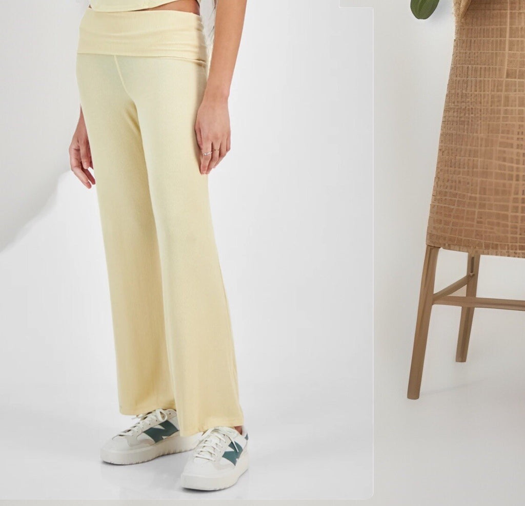 Ultra Flirt Juniors' High Rise Foldover-Waist Ribbed Knit Pants Banana Crepe L