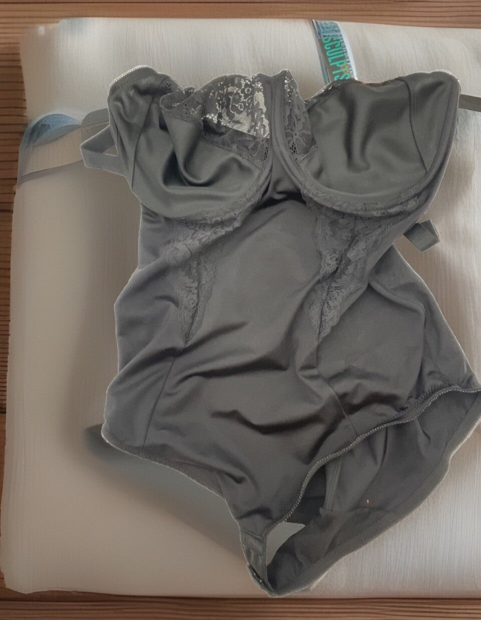NWT Maidenform Women's Ultra Firm Body Shaper with Built-In Underwire Bra 40D