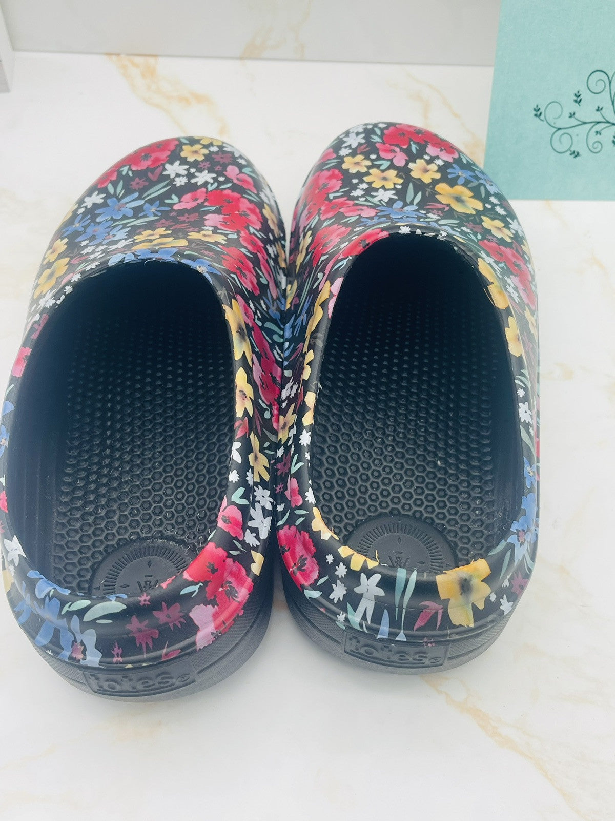 Totes Ultra-Tough, Super-Comfy Women’s Clogs, Size 8 Black Garden Floral NIB